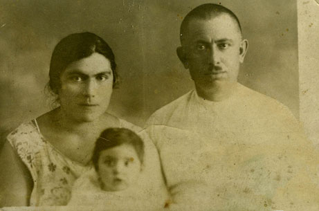 В.Сарианиди с родителями, 1930 г. в г. Ташкенте